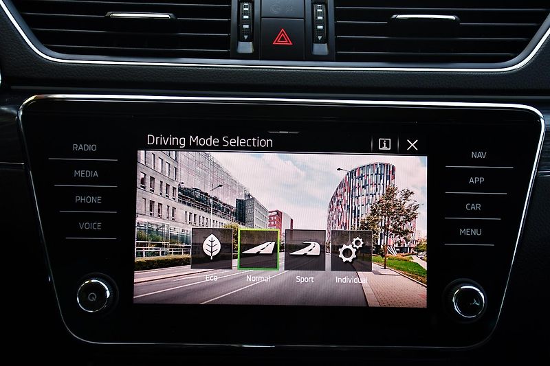 Škoda Superb 2.0TDi 147kW STYLE  NTOP TAŽNÉ - fotka 36 z 45