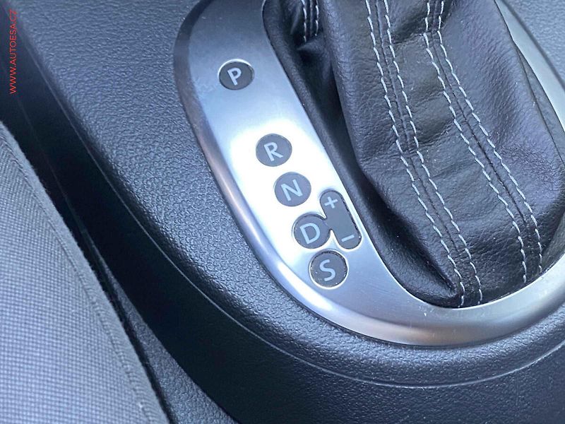 Volkswagen Touran (2012) 1.6TDi, Style, DSG - fotka 14 z 19