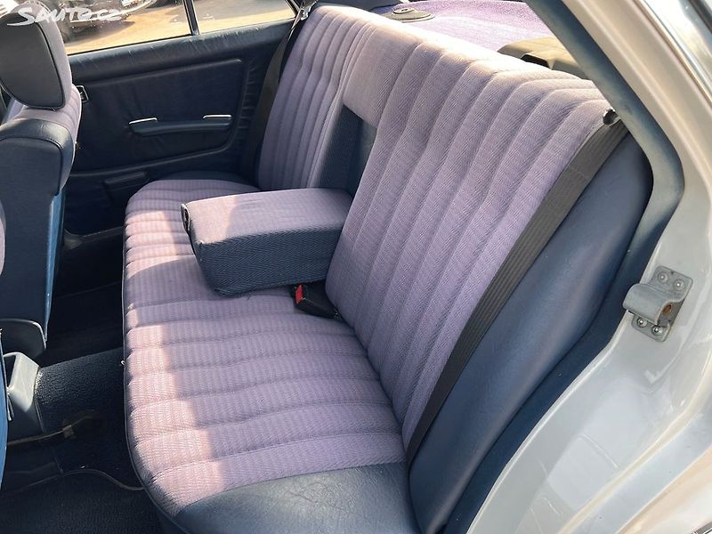Mercedes-Benz 123 230E - fotka 21 z 23