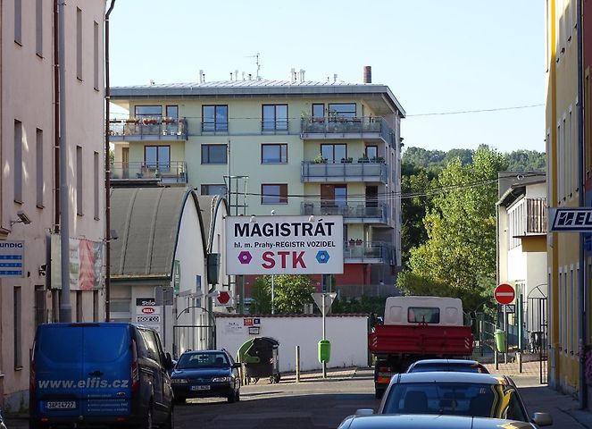 Budova stanice technické kontroly a registru vozidel v pražských Vysočanech./ Zdroj:ŠJů / Wikimedia Commons, CC BY 4.0.