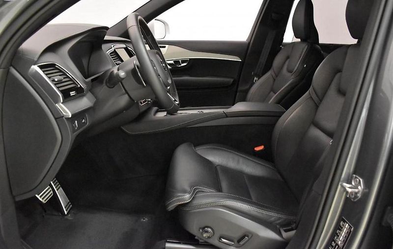 Volvo XC90 (2019) Volvo XC90 R-Design AWD | B&W  - fotka 24 z 31