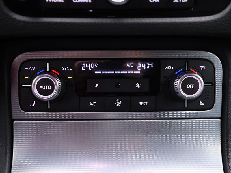 Volkswagen Touareg 3,0 TDI V6 DSG R-LINE CZ 4M - fotka 28 z 37