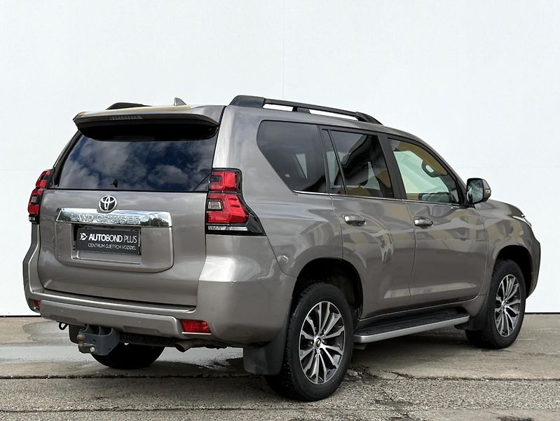 Toyota Land Cruiser 2.8 D-4D AT AWD 130 kW Executi - fotka 2 z 28