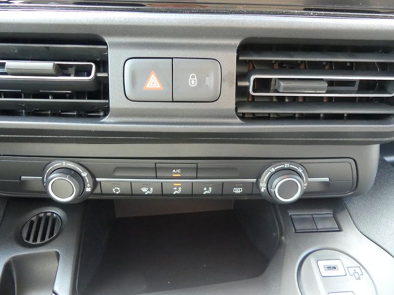 Citroën Berlingo (2026) PLUS Petrol 110k Manual   - fotka 15 z 20