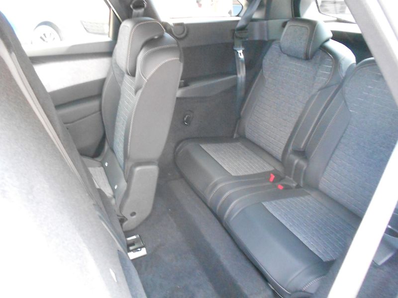 Peugeot 5008 BUSINESS Hybrid 145 e-DCS6 - fotka 8 z 9
