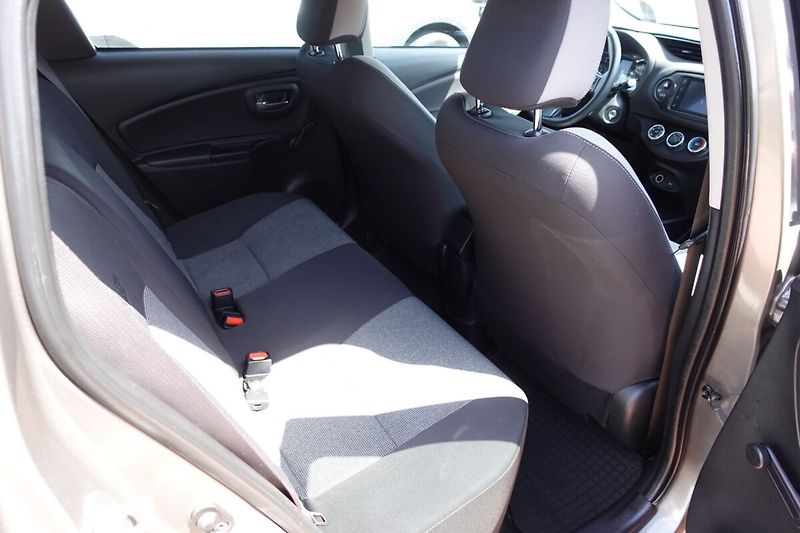 Toyota Yaris ZLEVNĚ 1.5 Dual VVT-i 6M/T Act - fotka 12 z 28