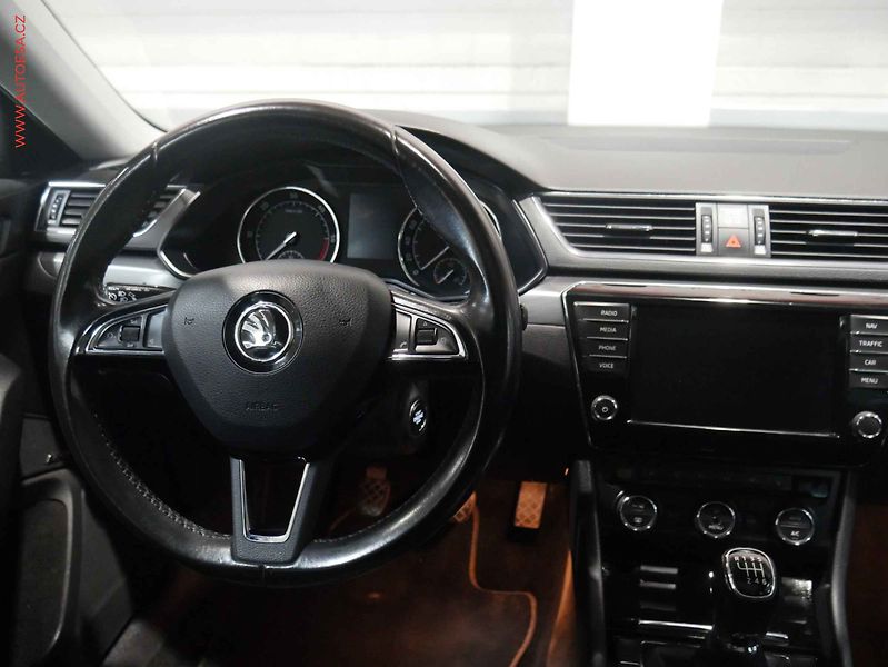 Škoda Superb (2016) 1.6 TDi, Navi, bixen - fotka 13 z 30