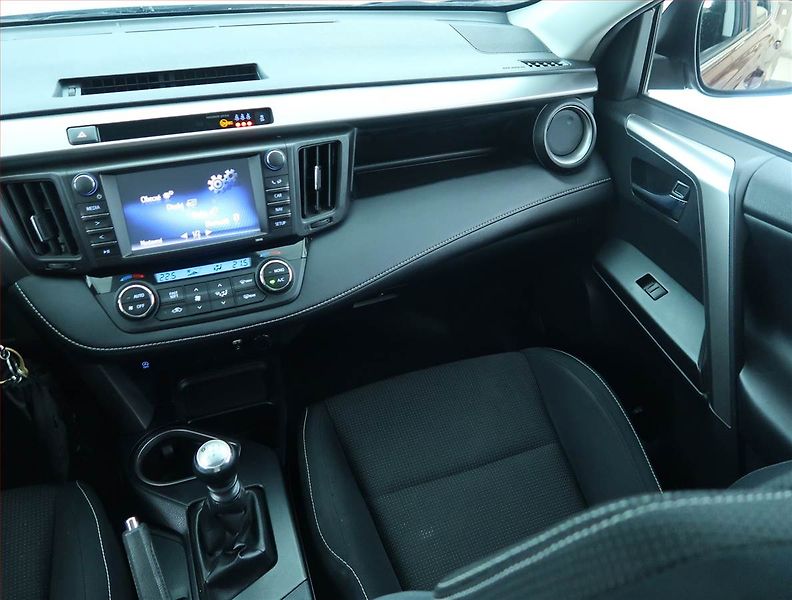 Toyota RAV4 (2016) Active 2.0 D-4D, ČR,1.maj - fotka 8 z 17