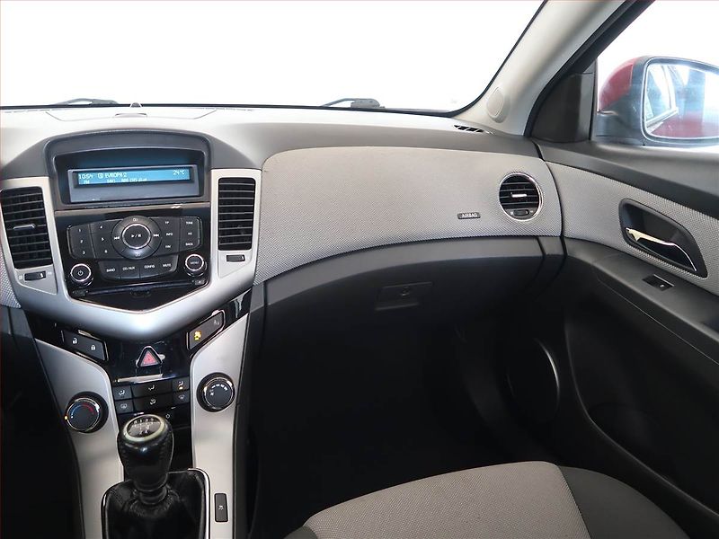 Chevrolet Cruze (2010) 1.6 i 16V, po STK, Tažné - fotka 8 z 14