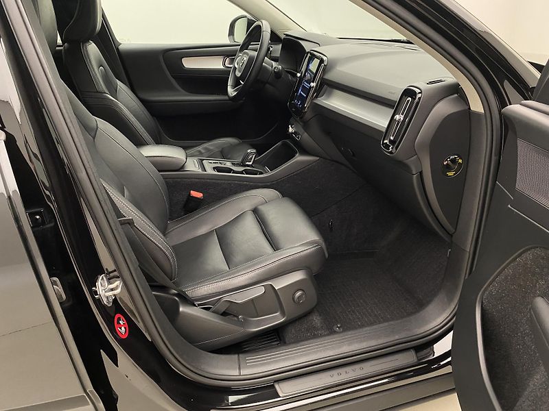 Volvo XC40 T5 AWD MOMENTUM AUT - fotka 25 z 45