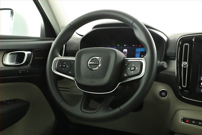 Volvo XC40 (2022) Plus B4 - fotka 9 z 17