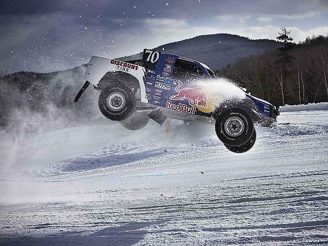 Red Bull Frozen Rush je zajímavý závod. Řidiči v přemotorovaných offroadech během něj zápasí se sjezdovkou.