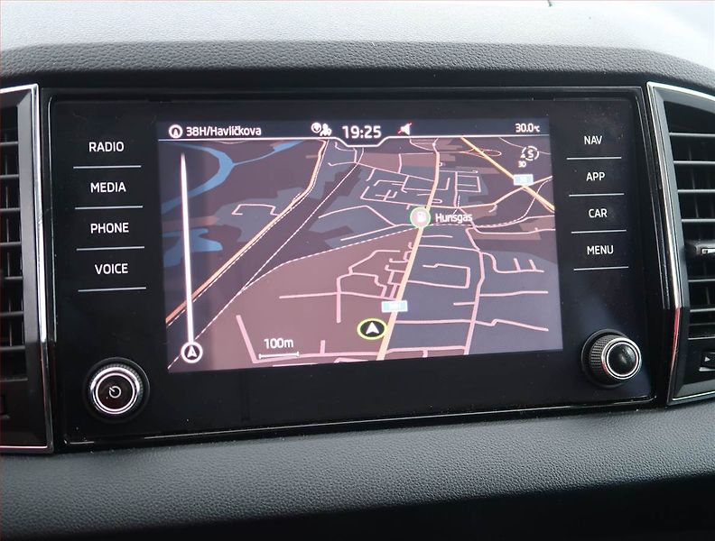 Škoda Karoq (2020) Ambition 1.0 TSI, Navi - fotka 17 z 20