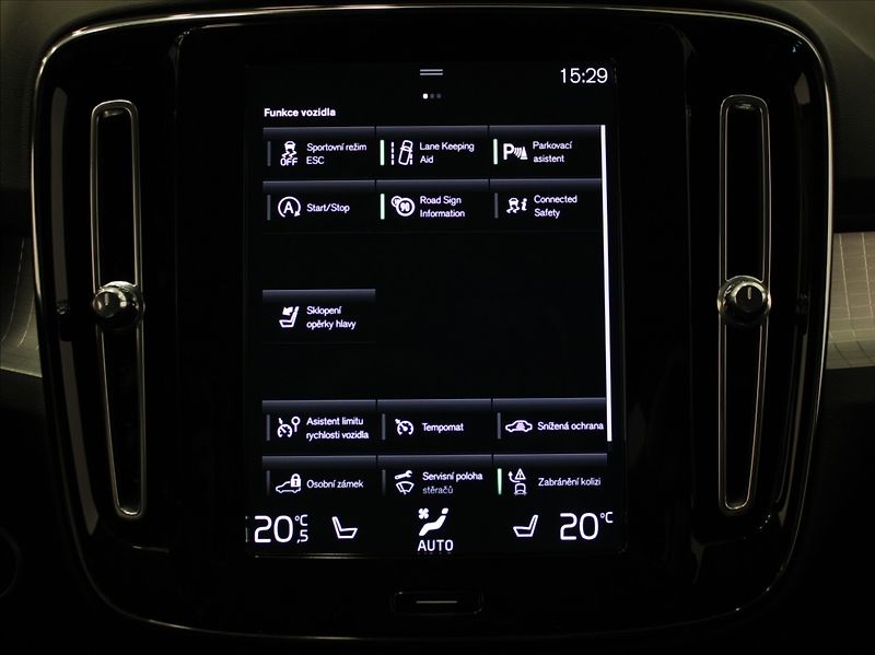 Volvo XC40 2,0 D4 AWD Mom.PRO Pilot Tažné - fotka 12 z 21