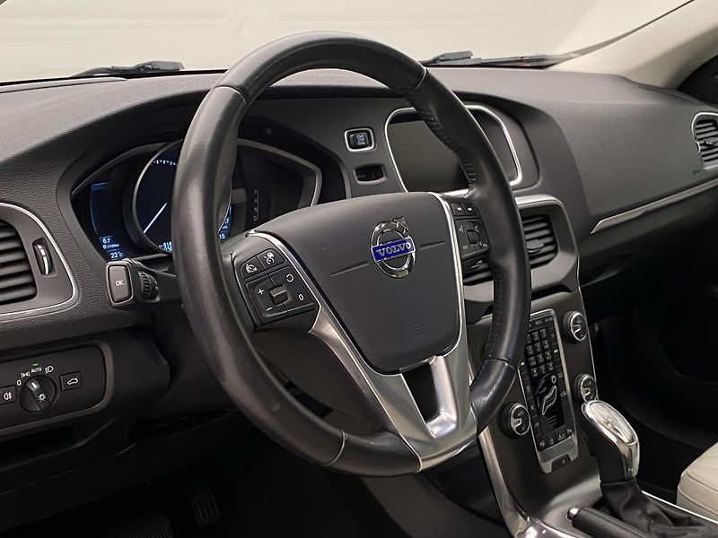 Volvo V40 D4 SUMMUM AUT CZ REZERVACE - fotka 18 z 45