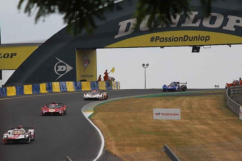 Pro vyznavače vůně spáleného benzínu a fanouška motorsportu není na světě nic lepšího než se pohybovat v prostředí kolem závodní dráhy. Projděte se TOP 10 těch nejlepších závodních okruhů světa.