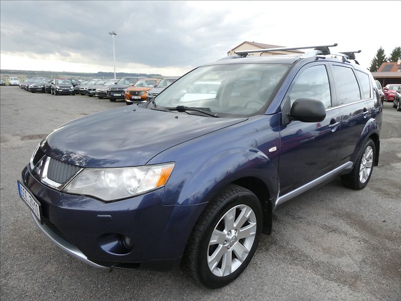 Mitsubishi Outlander 2,4 i 125kW 7.míst,4x4,automat - fotka 3 z 35