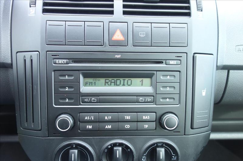 Volkswagen Polo 1,2 i, ČR, SERV.KN., COMFORT. - fotka 20 z 33