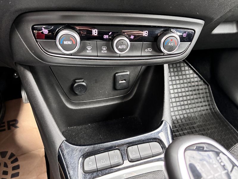 Opel Crossland 1,2T-81KW,LED,LIMITED,CARPLAY - fotka 20 z 30