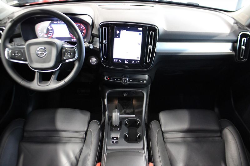 Volvo XC40 D4 AWD Momentum PilotAs/360°/P - fotka 14 z 32