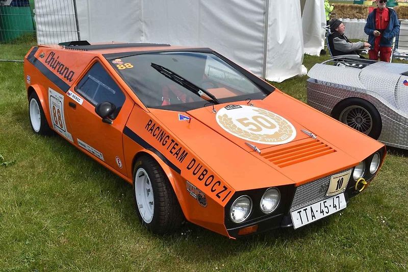 Původní Škoda 100 se postupně změnila v tento supernízký speciál.