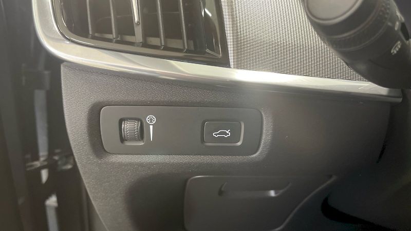 Volvo V90 (2018) Kombi Inscription 2.0 TDI 110k - fotka 23 z 38