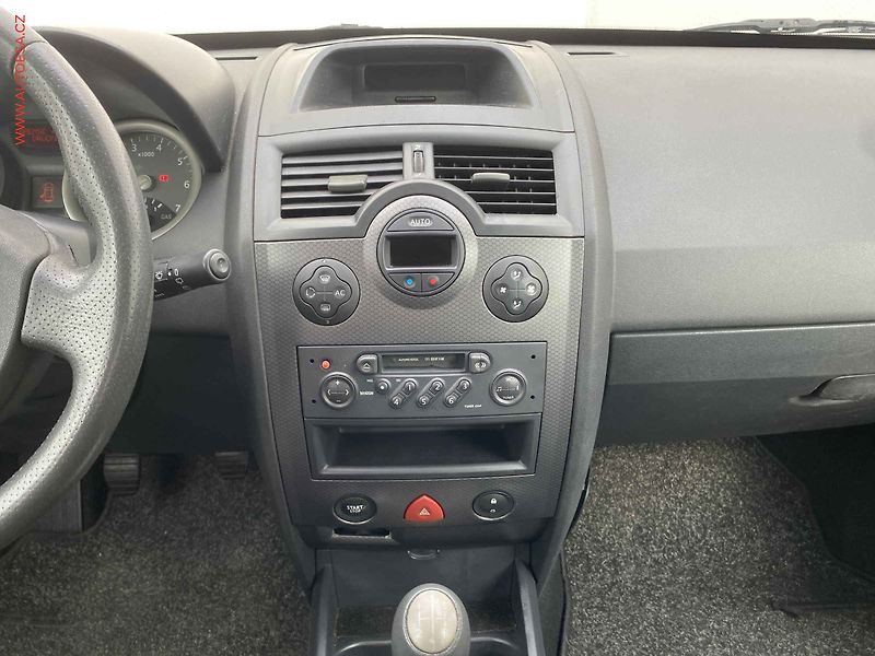 Renault Mégane (2003) 1.6i 16v, Klima - fotka 12 z 15
