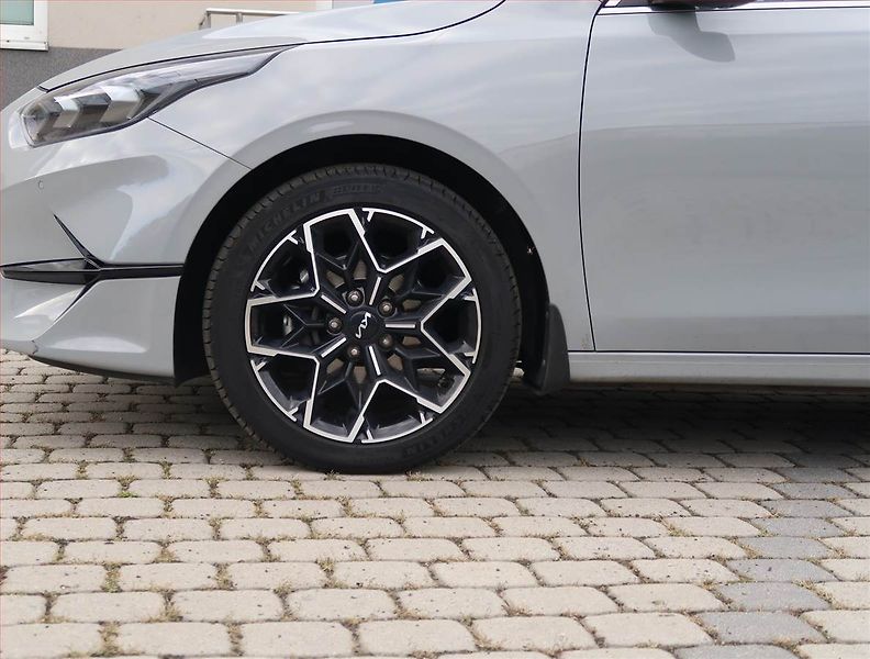 Kia Ceed (2024) 1.5 T-GDI - fotka 15 z 16