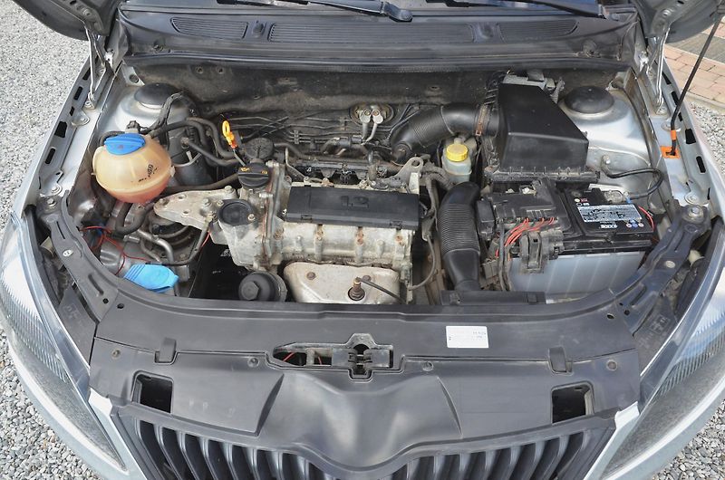 Škoda Fabia (2012) 1.2i ACTIVE / VYHŘ. SEDADLA - fotka 27 z 28