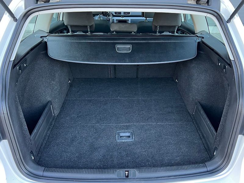 Volkswagen Passat TDI-ALU-NAVI-PLNÝ SERVIS - fotka 42 z 45