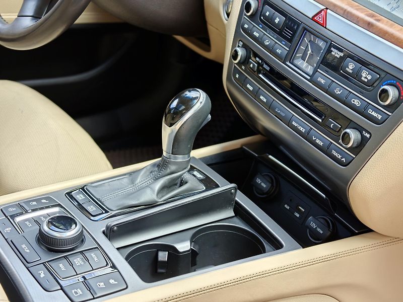 Hyundai Genesis V6 GDi 3,8 HTrac CZ,1 maj - fotka 19 z 37