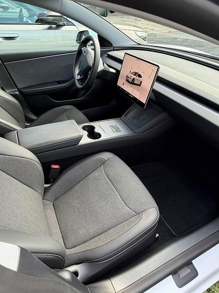 Tesla Model 3 (2026) standard - zadokolka - fotka 4 z 7