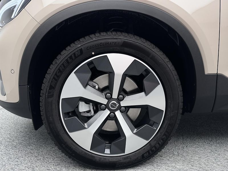 Volvo XC40 (2026) B3 AUT DARK ULTRA - fotka 16 z 21