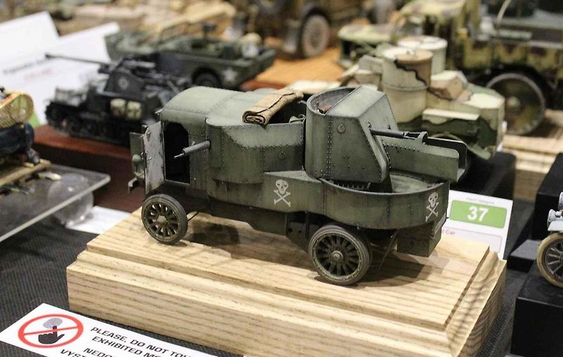 Přes šest stovek modelů bylo k vidění při 22. ročníku soutěžní výstavy Kladenská Wejhybka. Na snímku je malá dioráma s motocyklem Wanderer 4HP z roku 1916.