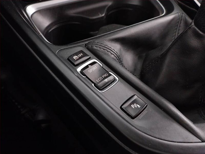 BMW Řada 3 (2013) Edition Sport 320 i - fotka 17 z 24