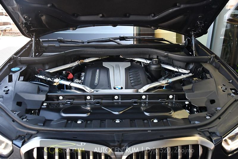 BMW X5 M50D LASER H/K HEAD-UP  - fotka 63 z 67
