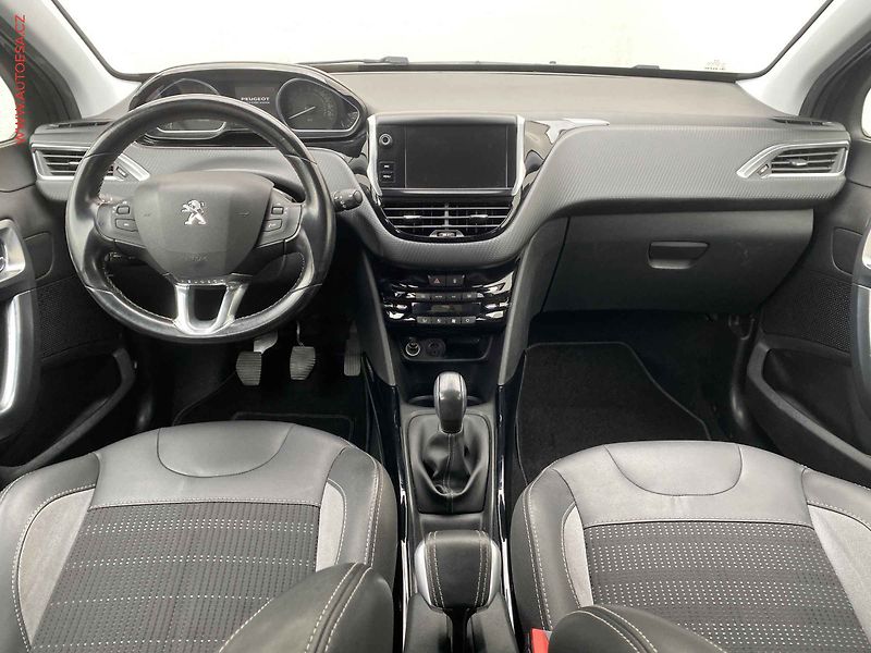 Peugeot 2008 (2018) 1.2 PT, Allure, navi, park - fotka 8 z 17