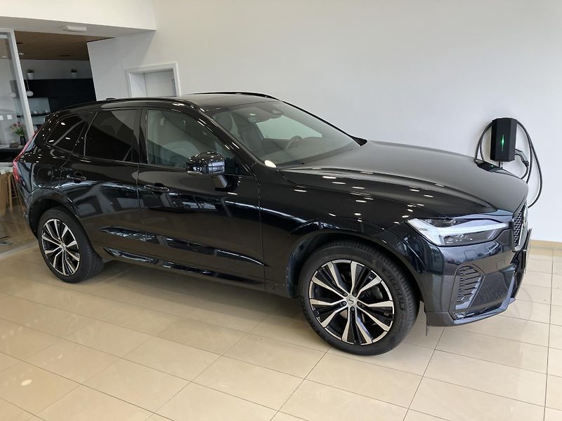 Volvo XC60 B4 FWD Ultimate Dark AT8 - fotka 2 z 44