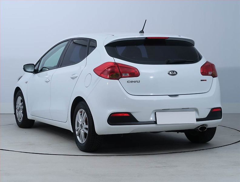Kia Ceed (2015) 1.4 CVVT, Serv.kniha, Tempomat - fotka 4 z 18