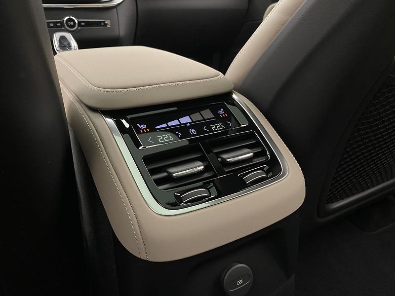 Volvo XC90 (2026) T8 AWD Plug-in DARK PLUS 7m - fotka 65 z 66