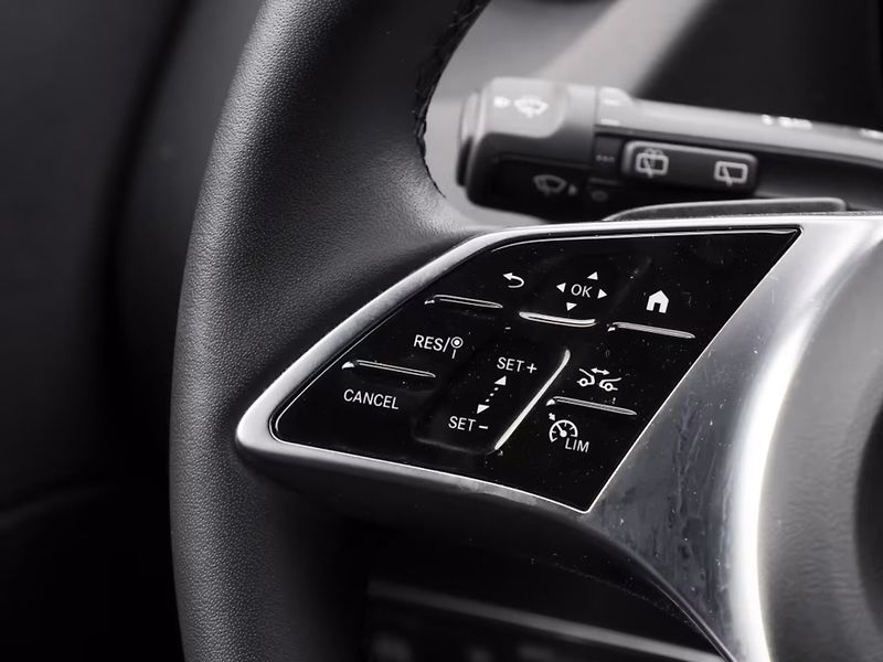 Mercedes-Benz EQA 300 4M Progressive Kam LED Nav - fotka 9 z 16