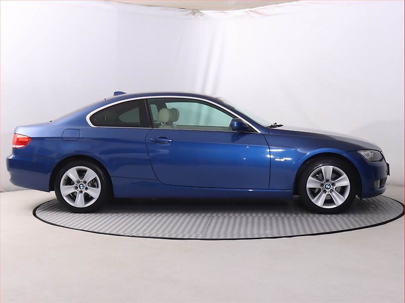 BMW Řada 3 (2010) 320 d xDrive, 4X4, Automat - fotka 6 z 17