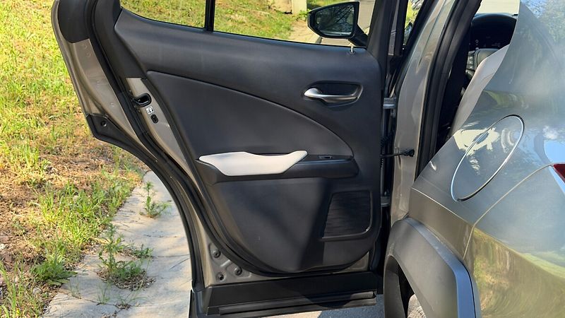 Lexus UX 300h 300H 2,5 HEV F SPORT DESIGN - fotka 17 z 26