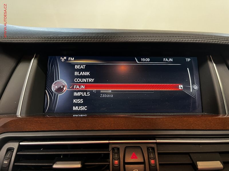 BMW Řada 5 (2015) 3.0D 535d xDrive, AT, navi - fotka 11 z 17