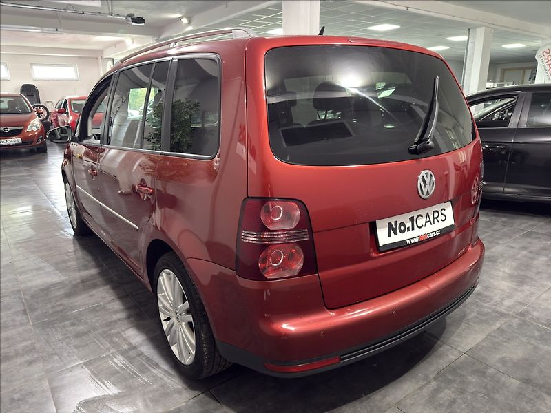 Volkswagen Touran 2,0   TDI DSG 103KW HIGHLINE - fotka 4 z 34