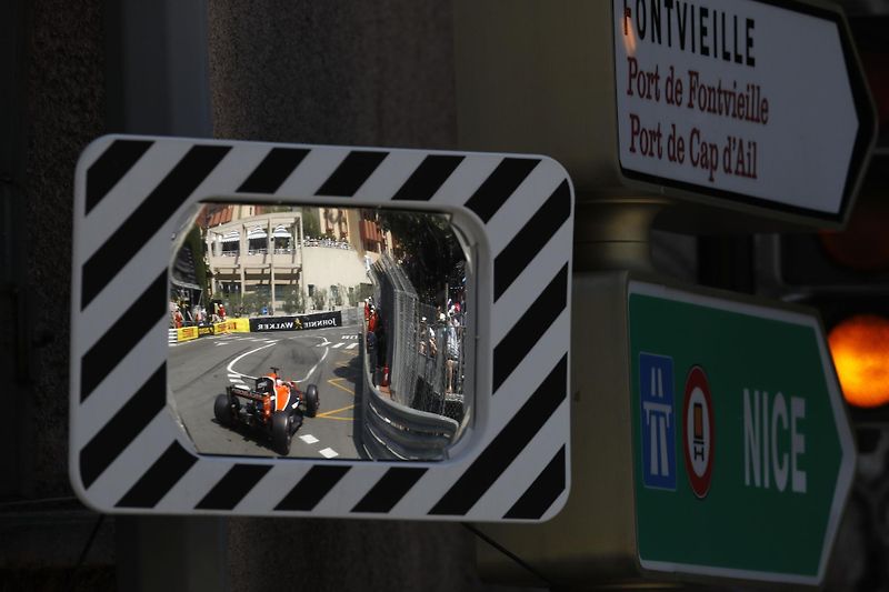 F1 2017 GP Monaka - Ferrari slaví vítězství v Monaku po 16 letech, Kimi Raikkonen (uprostřed) zklamaně přijímá 2. místo