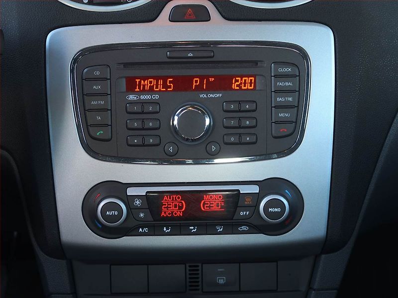 Ford Focus (2008) 1.6 16V, po STK, rezervace - fotka 12 z 16