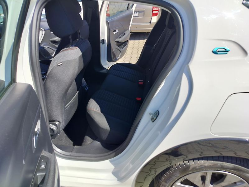 Peugeot 208 e, navigace - fotka 22 z 27