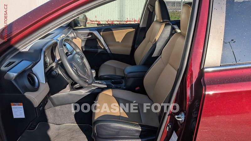 Toyota RAV4 (2017) 2.5 Hybrid 4WD, 2.maj,ČR - fotka 9 z 18