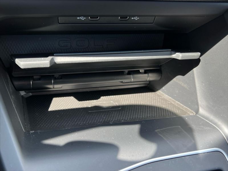 Volkswagen Golf 2,0 TSi 180kW 7DSG  REZERVACE - fotka 25 z 28